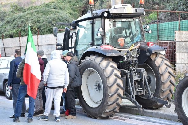 Sanremo: primi trattori in Valle Armea arrivati dalla Lombardia, domani sono attesi dal Piemonte (Foto) Sanremo: primi trattori in Valle Armea arrivati dalla Lombardia, domani sono attesi dal Piemonte (Foto)