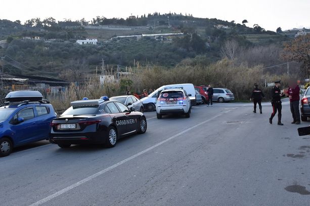 Sanremo: gambizzato e portato via su un furgone, uomo soccorso in gravi condizioni in valle Armea (foto) Sanremo: gambizzato e portato via su un furgone, uomo soccorso in gravi condizioni in valle Armea (foto)