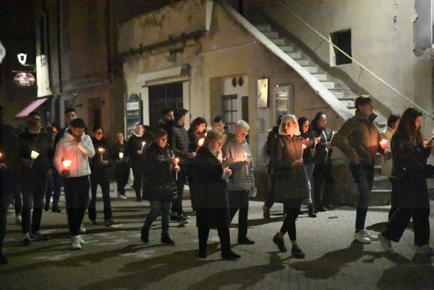 Riva Ligure: tanti giovani e quasi tutto il paese alla veglia di preghiera per Leonardo e i 5 amici feriti (Foto e Video) Riva Ligure: tanti giovani e quasi tutto il paese alla veglia di preghiera per Leonardo e i 5 amici feriti (Foto e Video)