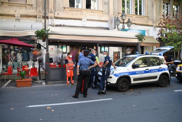 Sanremo, ruba 70 euro dalla cassa del bar ma un cliente lo rincorre e lo blocca: arrestato 22enne già noto alle forze dell’ordine
