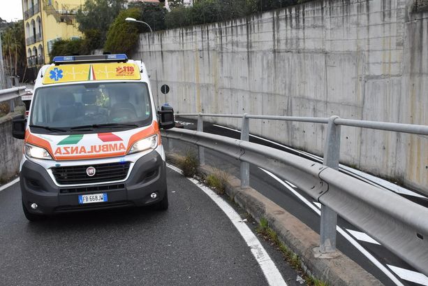 Giovani investiti in valle Armea, intervento chirurgico per la ragazza: ora è stabile Giovani investiti in valle Armea, intervento chirurgico per la ragazza: ora è stabile