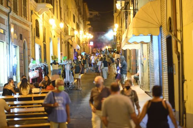 Imperia, Notte bianca di Porto Maurizio: stop alla vendita di bevande in bottiglie e bicchieri di vetro. Come cambia la viabilità Imperia, Notte bianca di Porto Maurizio: stop alla vendita di bevande in bottiglie e bicchieri di vetro. Come cambia la viabilità
