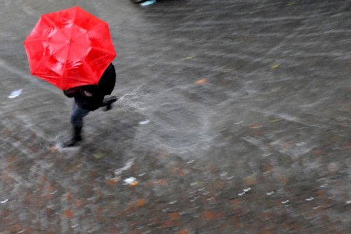 Maltempo, l'allerta gialla prosegue fino alle 15: pioggia e vento sferzano la Liguria
