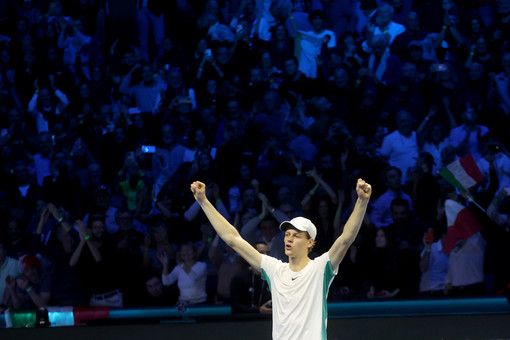 Sinner vince gli Australian Open con una rimonta super (e tira la volata a Torino per le Atp fino al 2030) Sinner vince gli Australian Open con una rimonta super (e tira la volata a Torino per le Atp fino al 2030)