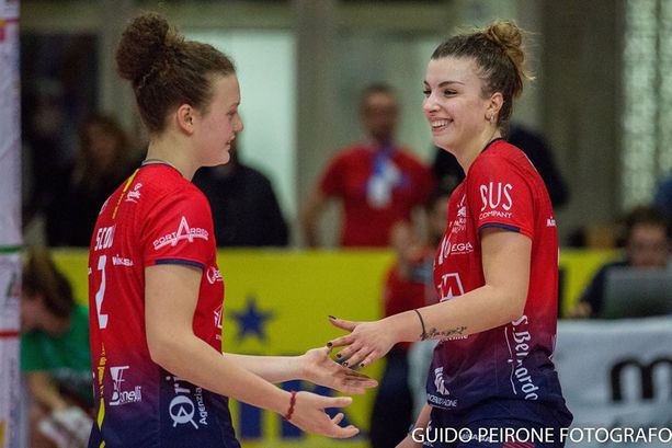 Volley A2/F: Scola e Tanase verso la conferma! Il procuratore Vannucci: “Francesca e Alice hanno già rifiutato offerte più vantaggiose…anche dalla A1” Volley A2/F: Scola e Tanase verso la conferma! Il procuratore Vannucci: “Francesca e Alice hanno già rifiutato offerte più vantaggiose…anche dalla A1”