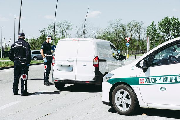 Alba, la Polizia municipale ritrova in 12 ore la "super bici" rubata ai turisti svizzeri