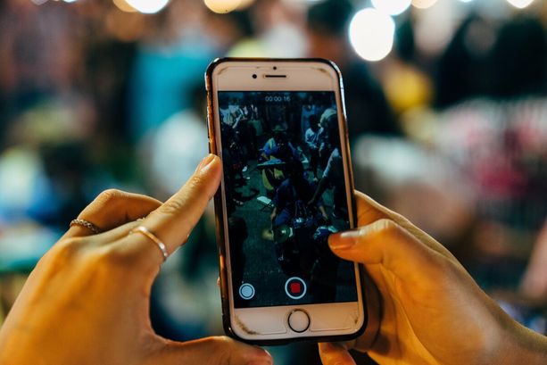 Falsi profili TikTok per adescare bambine dagli 8 ai 12 anni: si fingeva loro coetaneo per convincerle a inviargli immagini intime Falsi profili TikTok per adescare bambine dagli 8 ai 12 anni: si fingeva loro coetaneo per convincerle a inviargli immagini intime
