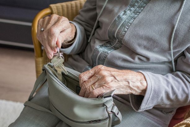 Finisce agli arresti il 60enne accusato di vessare per denaro gli anziani genitori