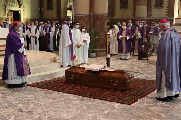 Alba, insieme ai fedeli delle diocesi di Saluzzo e Mondovì, saluta monsignor Sebastiano Dho [FOTO]
