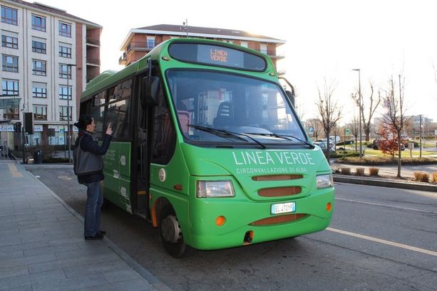 Alba, atti vandalici e schiamazzi sulla navetta verde: la polizia municipale in azione Alba, atti vandalici e schiamazzi sulla navetta verde: la polizia municipale in azione