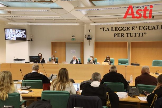 Calci, pugni e cinghiate alla giovane compagna: le pesanti accuse contro un 21enne albese Calci, pugni e cinghiate alla giovane compagna: le pesanti accuse contro un 21enne albese