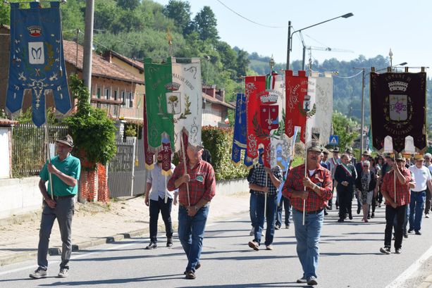 Il Gruppo Ana festeggia i suoi primi cento anni: ad Alba una pacifica invasione di penne nere Il Gruppo Ana festeggia i suoi primi cento anni: ad Alba una pacifica invasione di penne nere