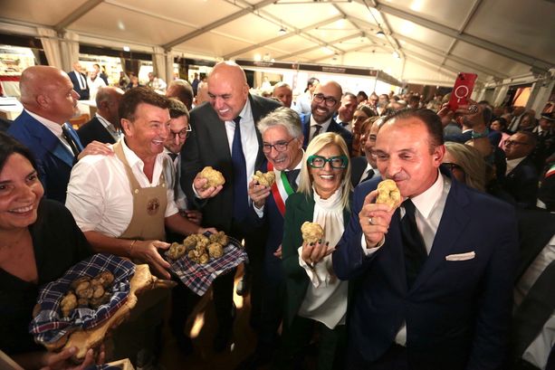 Il ministro Crosetto ha aperto la  93ª Fiera del Tartufo Bianco d’Alba.  La promessa di Cirio: &quot;L’ultima  in cui parleremo di autostrada&quot; [FOTO E VIDEO]