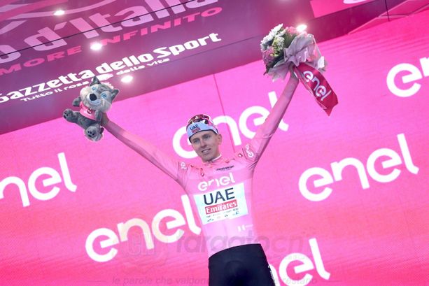 Giro d'Italia: la Novara-Fossano regala spettacolo, Merlier trionfa in viale Regina Elena [FOTOGALLERY]