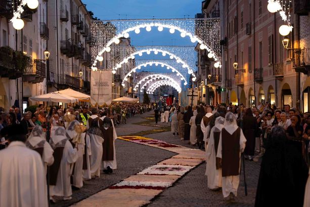 Petali, luci e devozione: Cuneo rende omaggio alla Madonna del Carmine [FOTO]
