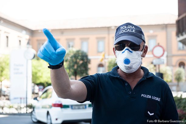 Vandali in azione ad Alba: gli estintori del multipiano scagliati sui binari della ferrovia Vandali in azione ad Alba: gli estintori del multipiano scagliati sui binari della ferrovia