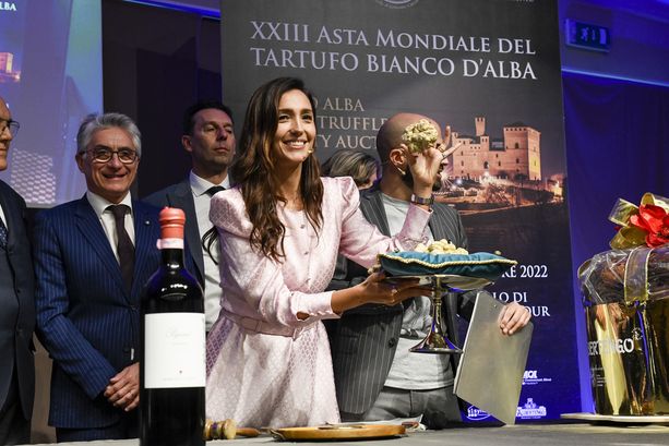 A Grinzane Cavour l'Asta Mondiale del Tartufo Bianco d'Alba 2022: vola a Jong Kong il tartufo dei record da 184.000 euro