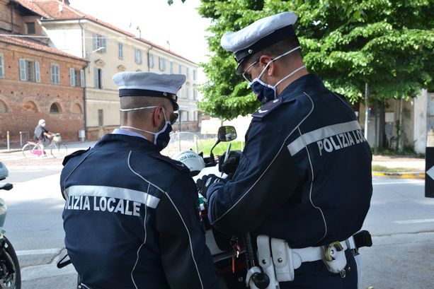 Bra, in una fabbrica abbandonata ritrovo di ragazzi incuranti della zona rossa Bra, in una fabbrica abbandonata ritrovo di ragazzi incuranti della zona rossa