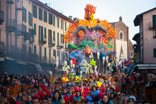 Una marea di gente e di colori per il magico ritorno del Carnevale di Saluzzo [FOTO]