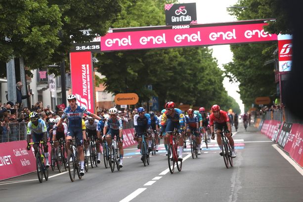 Giro d'Italia, Tim Merlier primo all'arrivo sul traguardo di Fossano [FOTOGALLERY]