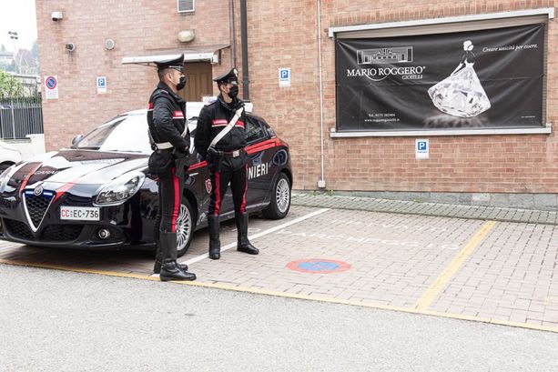 In aula sfilano i parenti dei rapinatori uccisi: "Mio figlio ha sbagliato, ma questa morte è troppo orrenda" In aula sfilano i parenti dei rapinatori uccisi: "Mio figlio ha sbagliato, ma questa morte è troppo orrenda"