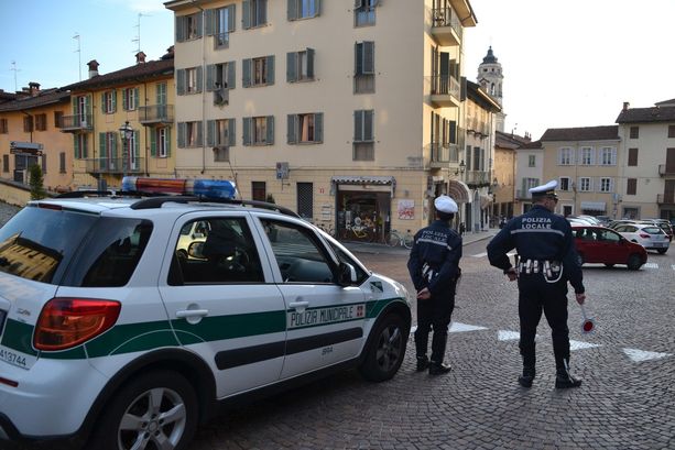 Bra, ubriaco al bar minaccia  i presenti con un catenaccio. Fermato, aggredisce gli agenti della Polizia Locale