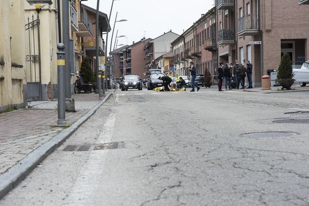 IL VIDEO / La rapina e gli spari di Roggero ai banditi fuori dalla gioielleria di Gallo Grinzane