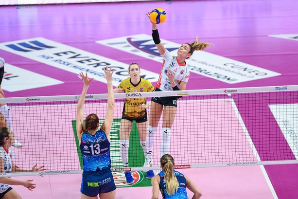 Volley A1F. La cura Bellano è efficace, ma non basta: Cuneo bella e concreta, ma vince Firenze al tie break