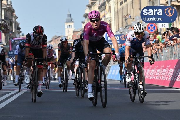 Giro d’Italia, sul traguardo di Cuneo la vittoria è di Arnaud Demare [FOTO E VIDEO]