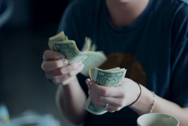Tratteneva per sé gli incassi dei clienti che doveva girare al suo titolare: condannato a quattro mesi per appropriazione indebita