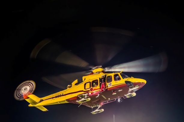 Auto si cappotta nella notte a Ceresole d'Alba: grave giovane di 25 anni