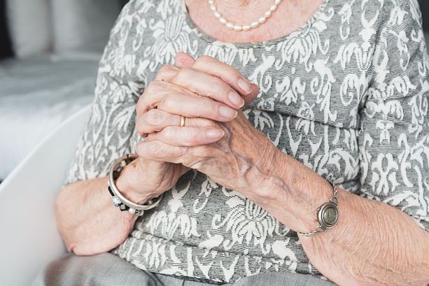 Si presenta alla porta di un'anziana e le porta via oltre mille euro di gioielli: condannata Si presenta alla porta di un'anziana e le porta via oltre mille euro di gioielli: condannata