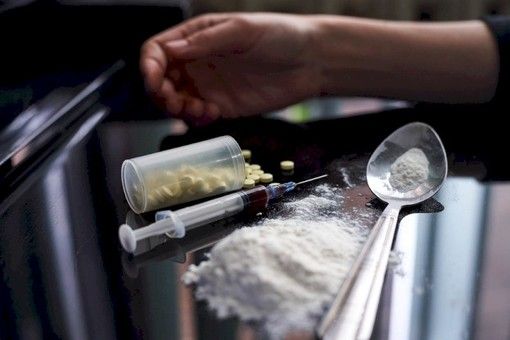 Diciottenne in overdose dopo un cocktail di droghe e alcol a Cuneo: condannati gli amici Diciottenne in overdose dopo un cocktail di droghe e alcol a Cuneo: condannati gli amici