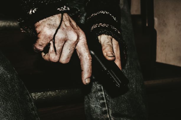 Prima l’attentato incendiario, poi le minacce con la pistola: "Se mi succede qualcosa è colpa loro" Prima l’attentato incendiario, poi le minacce con la pistola: "Se mi succede qualcosa è colpa loro"