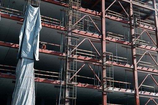 Operaio cadde nel vuoto per 7 metri: condannato il capocantiere a 300 euro di multa Operaio cadde nel vuoto per 7 metri: condannato il capocantiere a 300 euro di multa