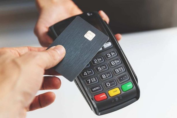 Spese pazze per 430 euro con il bancomat di un altro: in due a processo Spese pazze per 430 euro con il bancomat di un altro: in due a processo