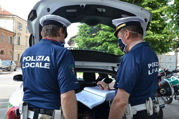 Senza mascherina, forniscono nomi falsi alla Municipale: denuncia per tre minori a Bra