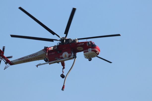 Ampio incendio sopra Dronero. Avviati lanci d'acqua aerei, un soccorritore ferito