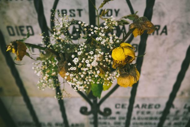 Cimiteri chiusi a Settimo. I fiorai e gli addetti del cimitero portano i fiori ai defunti