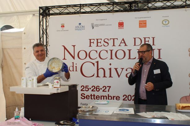 Festa dei Nocciolini ai nastri di partenza a Chivasso: questa sera street food e musica in via Po