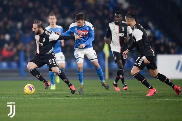 Una brutta Juve cade al San Paolo e non sfrutta i mezzi passi falsi di Inter e Lazio