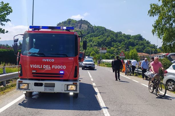 Auto finisce nel rio Marrone, ma i due occupanti ne escono incolumi Auto finisce nel rio Marrone, ma i due occupanti ne escono incolumi