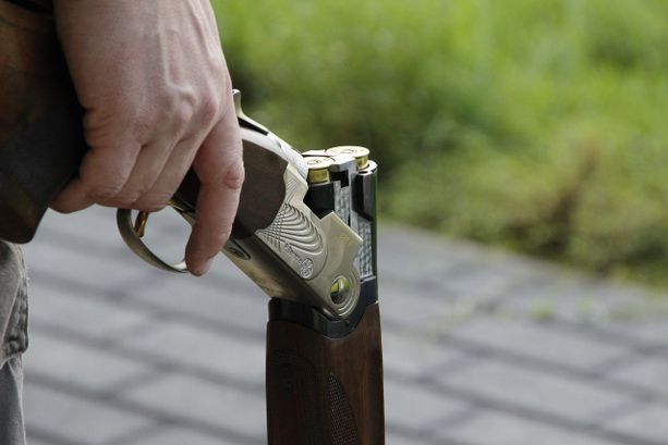 Cacciava in una zona di ripopolamento del Pinerolese