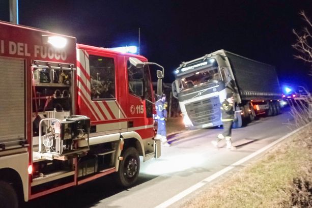 Camion fuori strada: chiusa la sp 156 tra Bibiana e Cavour Camion fuori strada: chiusa la sp 156 tra Bibiana e Cavour