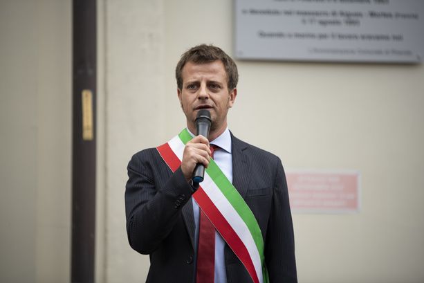 Saluto romano al Carnevale: il sindaco Salvai si scusa con il consigliere Pd Saluto romano al Carnevale: il sindaco Salvai si scusa con il consigliere Pd