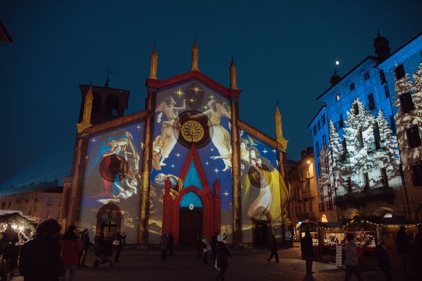 Klimt e Lotto sulle facciate di municipio e duomo di Pinerolo nel segno della fiducia Klimt e Lotto sulle facciate di municipio e duomo di Pinerolo nel segno della fiducia