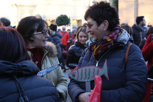 Le sardine scendono in piazza Facta a Pinerolo, ma non la riempiono