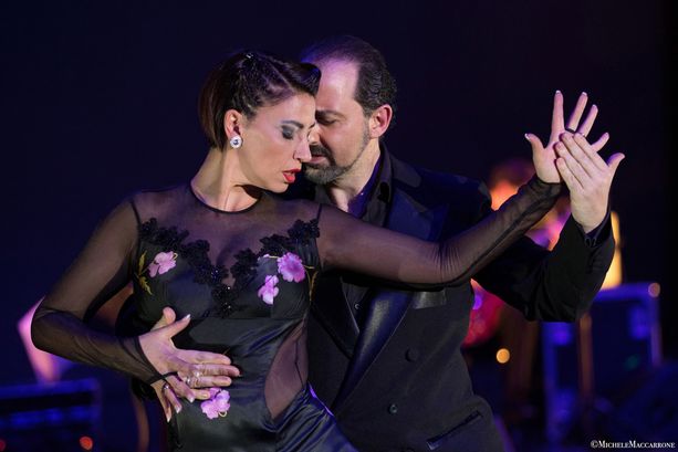 Combo da ostello a palco multidisciplinare: 50 spettacoli estivi tra teatro, musica, circo e letteratura