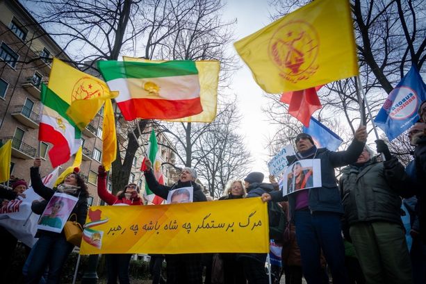 "Libertà per l'Iran": il presidio a Torino contro il regime di Teheran "Libertà per l'Iran": il presidio a Torino contro il regime di Teheran