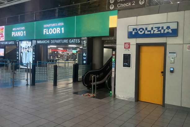Aeroporto Caselle, la Polizia recupera e restituisce ad un'anziana 2.000 euro persi durante i controlli